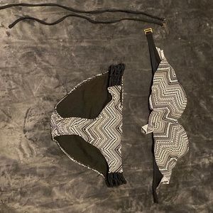 Strapless black and white bathing suit that comes with straps